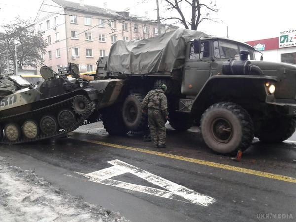 Нове ДТП у Донецьку. Бронетехніка повисла на військовій вантажівці (фото). У Донецьку сталася чергова дорожньо-транспортна пригода з вини терористів.