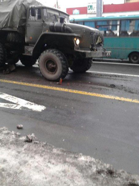 Нове ДТП у Донецьку. Бронетехніка повисла на військовій вантажівці (фото). У Донецьку сталася чергова дорожньо-транспортна пригода з вини терористів.