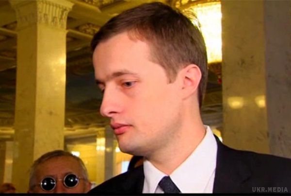 Свій перший законопроект син Порошенка зареєстрував у Раді. Він пропонує звільнити від податків продукцію оборонного призначення.