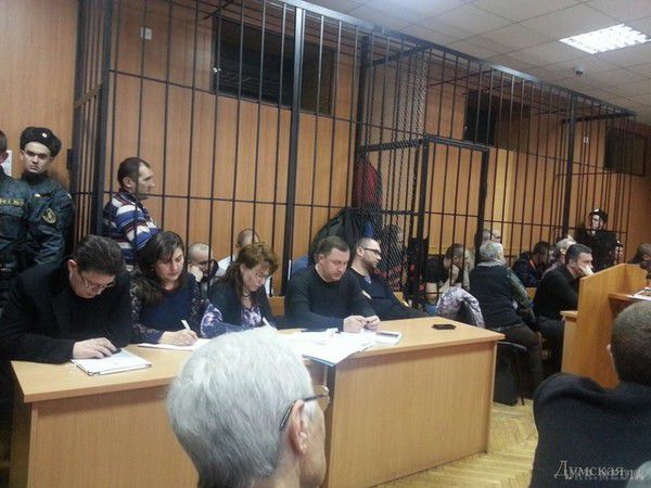 Суд продовжив арешт учасників масових зіткнень 2 травня в Одесі. Після того, як суддею було озвучено рішення, в залі почався бардак, і засідання було зірвано. Судді перервали засідання на невизначений термін.