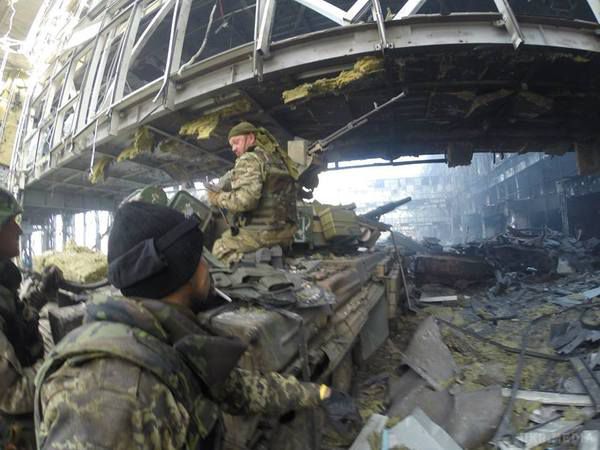Захисник аеропорту розповів, скільки «кіборгів» протистояли тисячам бойовиків. У донецькому аеропорту жодного дня не було більше двохсот бійців, а атакували їх тисячі терористів. Про це сьогодні в ефірі «5 каналу» розповів солдат 1-го батальйону оперативного призначення Національної гвардії ім.Кульчицького Віктор.