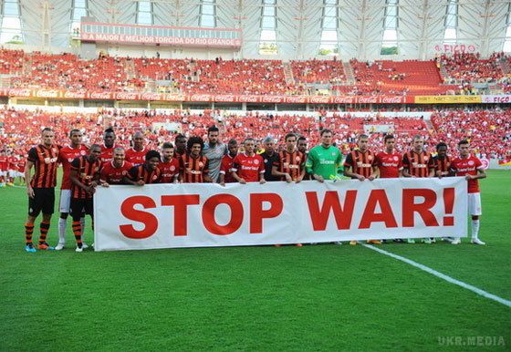 Шахтар в Бразилії: Стоп, війна!. На матч з "Інтернасьоналем" "Шахтар" вийшов з банером "Стоп, війна!".