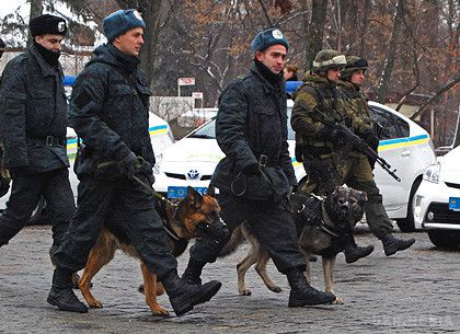 Харків'ян просять носити з собою документи, що посвідчують особу--СБУ та МВС. У місті тривають посилені патрулювання і просять ставитися до перевірок і огляду речей з розумінням. 