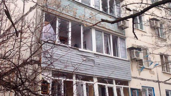 У мережі з'явилося відео наслідків обстрілу в Маріуполі. В мережу виклали відеозапис поїздки після того, як терористи обстріляли Маріуполь з Градів.