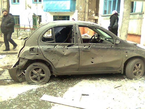Зруйнований Маріуполь (фоторепортаж, 18+). У мережі з'явилися фото наслідків обстрілу Маріуполя. 