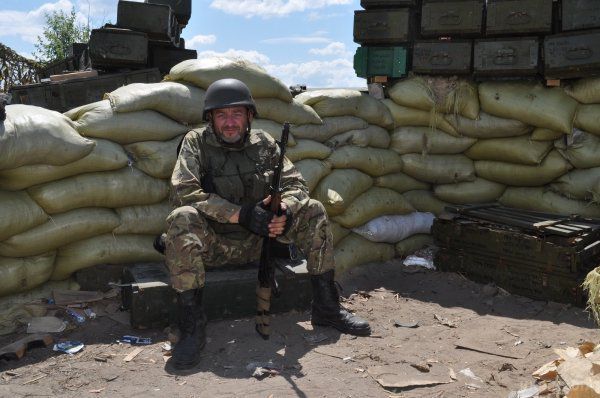 Українські військові відкриватимуть вогонь на ураження по тих, хто намагатиметься об'їхати блокпости польовими дорогами чи "зеленкою".. Мирних мешканців, які перетинають лінію розмежування в особистих чи інших справах, наші військові пропускають після відповідної перевірки документів. 
