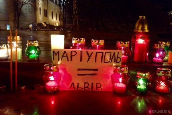 У Львові вшанували пам'ять загиблих жителів Маріуполя. Львів'яни помолилися і запалили лампадки.