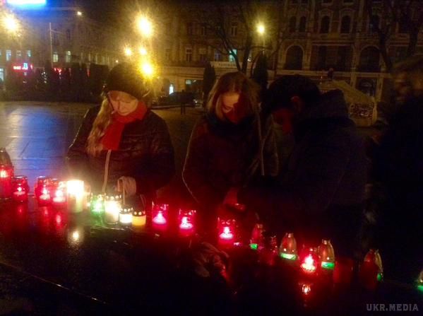 У Львові вшанували пам'ять загиблих жителів Маріуполя. Львів'яни помолилися і запалили лампадки.