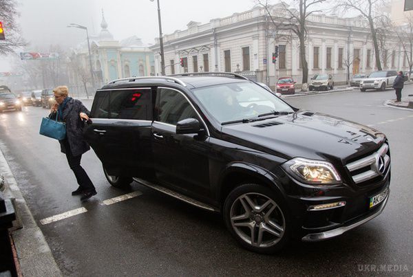 Елітний автопарк: на яких машинах їздять наші політики. На яких машинах приїжджають на роботу народні обранці?