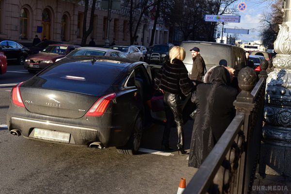 Елітний автопарк: на яких машинах їздять наші політики. На яких машинах приїжджають на роботу народні обранці?