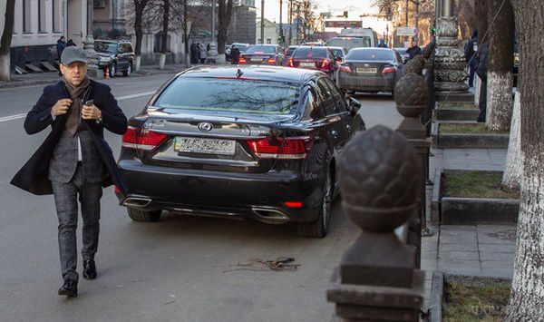 Елітний автопарк: на яких машинах їздять наші політики. На яких машинах приїжджають на роботу народні обранці?