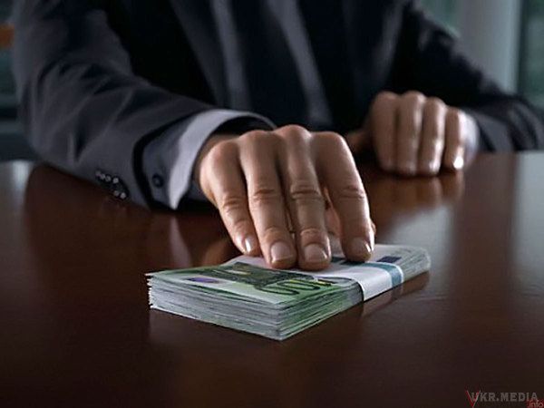 Начальник сектору по боротьбі з незаконним наркооборотом попався на хабарі. 31-річного начальника сектору боротьби з незаконним обігом наркотиків Овідіопольського РВ ГУ МВС України в області та ще 2-х його опричників, які вимагали та отримали хабар у 52 тис гривень затримали правоохоронці. 
