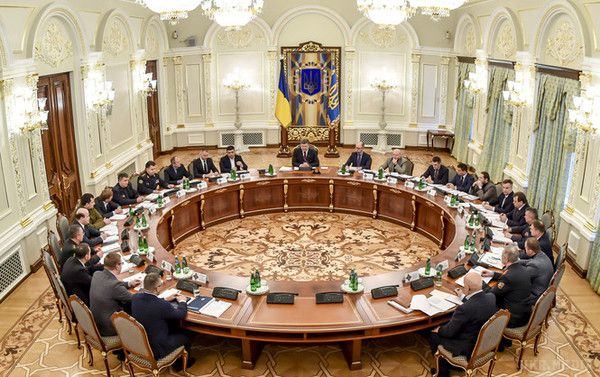 Україна вирішила ввести проти Росії такі ж санкції, як ЄС і США. На Заході не завжди розуміють, чому Київ просить ввести санкції проти Кремля, проте сам цього не робить.