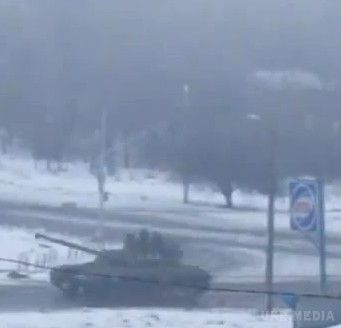 У напрямку Стаханова проїхала колона танків бойовиків (відео). Сьогодні, 25 січня у мережі з'явилося відео, на якому зафіксовано пересування військової техніки бойовиків через Брянку в напрямку Стаханова. 