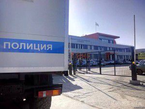 ФСБшники вилучили архів кримського каналу, відключили сигнал і закрили в будівлі людей. Біля телеканалу ATR вже збираються жителі Сімферополя