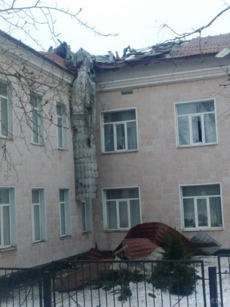 Фотофакт: Донецький інститут залізничного транспорту після обстрілу. У мережі з'явилися фото руйнувань в будівлі Донецького інституту залізничного транспорту. 