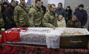 Виявлено поховання українських військових в зоні АТО  - волонтер.  У похованні знайдені безвісти зниклі бійці 