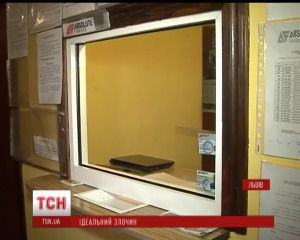 Ідеальне пограбування у Львові: з обмінника винесли 100-кілограмовий сейф з півмільйоном гривень. Зухвалі злодії продовжили свою операцію, навіть коли на місце прибула охорона