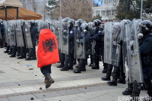 Зіткнення в Косово: 80 поранених, затриманий мер столиці краю (фото). У столиці Косово Пріштині щонайменше 80 людей отримали поранення в зіткненнях між поліцією і демонстрантами, при цьому поліція затримала і мера Пріштіни.