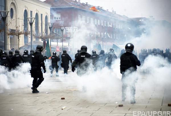 Зіткнення в Косово: 80 поранених, затриманий мер столиці краю (фото). У столиці Косово Пріштині щонайменше 80 людей отримали поранення в зіткненнях між поліцією і демонстрантами, при цьому поліція затримала і мера Пріштіни.