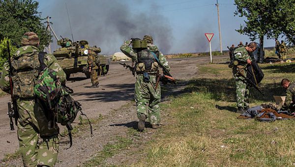 Масштабний наступ ДНР та ЛНР практично припинився на всіх ділянках фронту, крім околиць Дебальцеве. Про це йдеться у блогах які підтримують сепаратистів. Інформацію також підтверджує і українська сторона, зокрема прес-центр АТО і керівник групи "Інформаційне опір" Дмитро Тимчук.