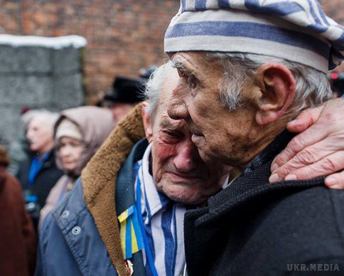 Росіяни обурені на 90-річного в'язня  Освенцима (українця) з-за стрічки. Українець, який взяв участь у жалобній церемонії, присвяченій 70-річчя звільнення Освенцима, викликав обурення росіян.