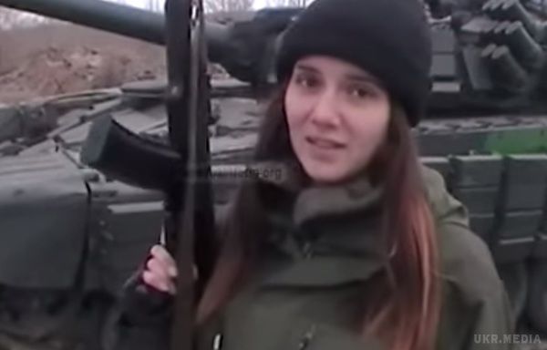 Відеофакт: 19-річна «ополченка» з Красного Луча демонструє, як буде відстрілювати «укропів». Журналісти ІА «Новоросія» записали відеозвернення 19-річної «ополченки» Кіри з Красного Луча. 
