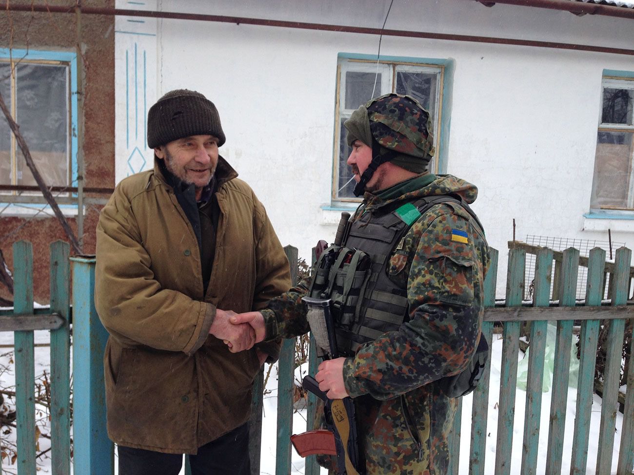 Чому жителі Опитного беруть гуманітарку від ''карателів''( Фото). Старі люди проклинають українських військових, і приймають від них продукти. Шкодують наших солдатів в аеропорту, але в той же час стають наводчиками для ДНР.