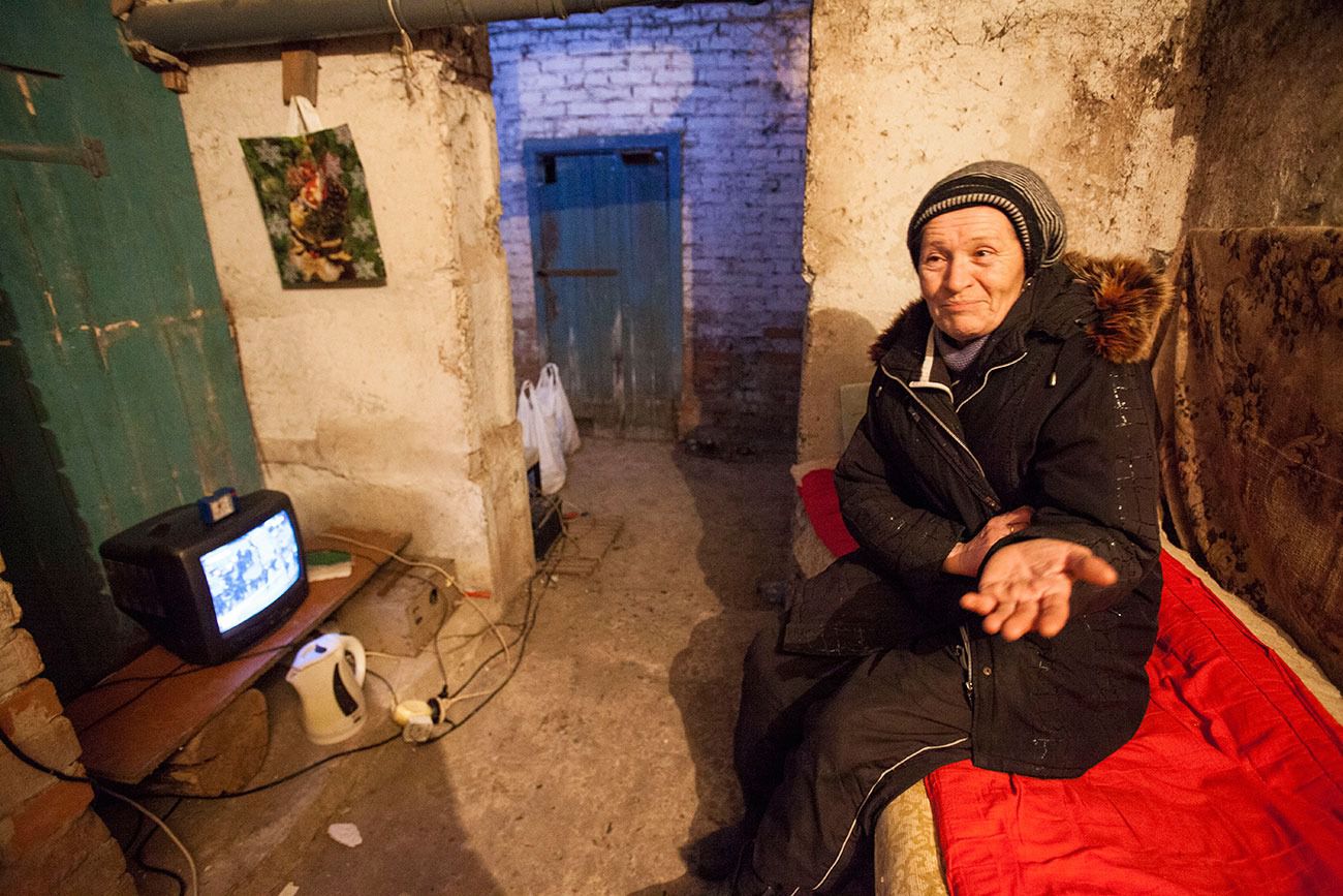 Чому жителі Опитного беруть гуманітарку від ''карателів''( Фото). Старі люди проклинають українських військових, і приймають від них продукти. Шкодують наших солдатів в аеропорту, але в той же час стають наводчиками для ДНР.