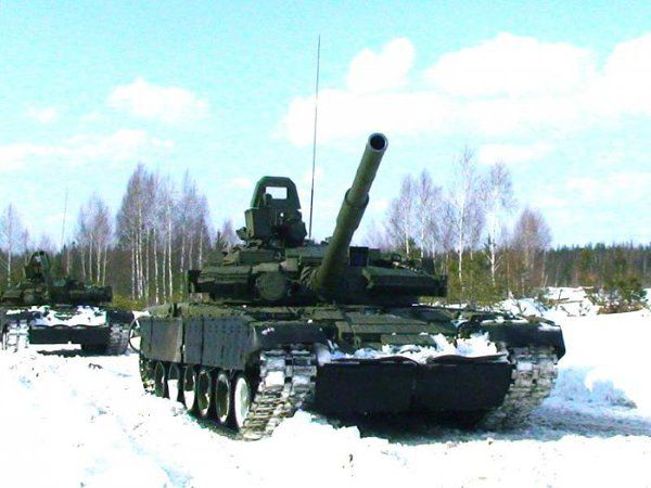 По Донецьку їздять російські танки (відео). У мережі з'явилося відео з російською військовою технікою, яка їздить вулицями Донецька, не соромлячись мирних жителів. Н