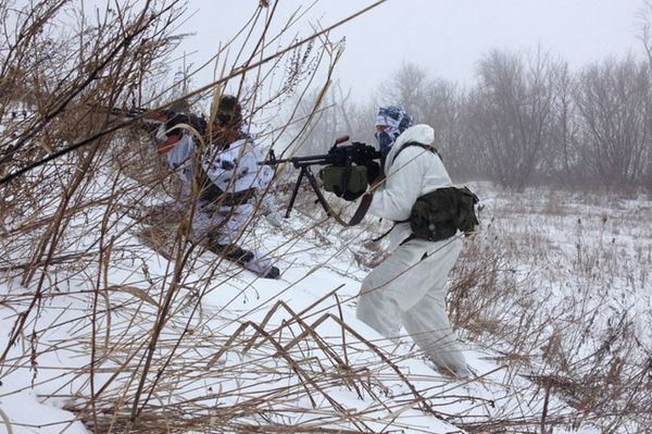 Ситуація в зоні АТО залишається складною, бойовики активно використовують "Гради" - штаб. Бойовики продовжують інтенсивні обстріли не тільки позицій сил АТО, але і б'ють по мирних населених пунктах. Найбільше дістається Дебальцеве і Щастя, на маріупольському напрямку також неспокійно.
