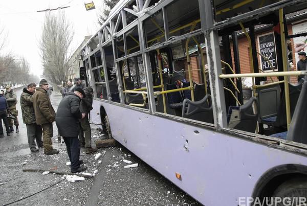 У ДНР заявляють про черговий обстріл тролейбуса. Є загиблі. У Донецьку В результаті артобстрілу тролейбуса загинули двоє людей, а кількість поранених уточнюється. 