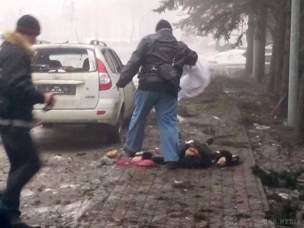 Донецьк знову під обстрілом: загинуло п'ятеро місцевих жителів (фото, відео) 18+. В результаті обстрілу Донецька 30 січня загинуло п'ять мирних жителів, ще 17 отримали поранення. 