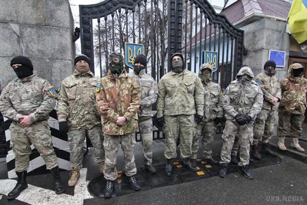 Що буде з батальйоном «Айдар»?. Сьогодні в Києві близько 50 бійців батальйону Айдар перекрили Повітрофлотський проспект біля Міністерства оборони з вимогою не розформовувати їх підрозділ