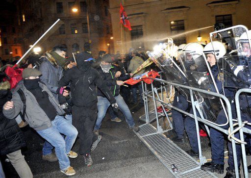 П'ятитисячний мітинг у Відні проти правих сил закінчився арештом 30 осіб. Учасниками акції протесту були представники лівих сил