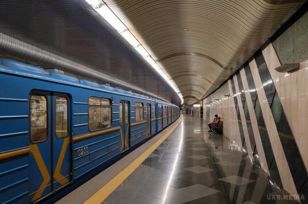 У київському метро «активісти» збирають пожертви від неіснуючих фондів. Фото. У столичному метро «активісти» збирають гроші від імені неіснуючого фонду «Їжачок», а також декількох інших «фондів». При цьому збір коштів «курирує» одна людина.