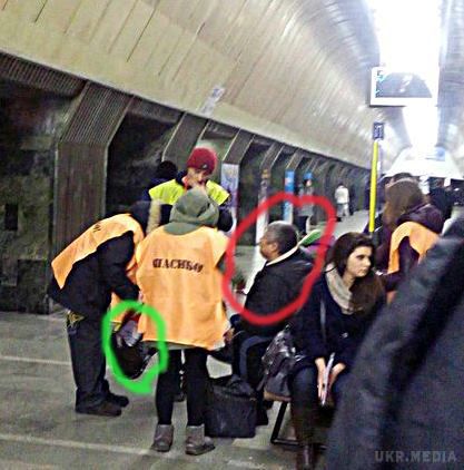 У київському метро «активісти» збирають пожертви від неіснуючих фондів. Фото. У столичному метро «активісти» збирають гроші від імені неіснуючого фонду «Їжачок», а також декількох інших «фондів». При цьому збір коштів «курирує» одна людина.