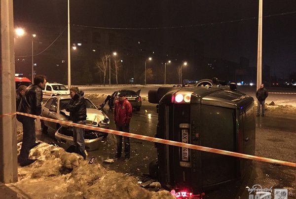 У Харкові п'яний водій "Рендж Ровера" протаранив п'ять машин і міліцейське авто. Масштабне ДТП в спальному районі Харкова сталося в 22.30 30 січня. У лічені секунди зіткнулися сім машин.