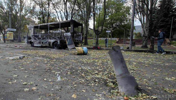 Обстріл автобусів в Донецьку вели бойовики з території міста. Під час попадання снаряда в маршрутку в Донецьку було чути постріл поблизу місця попадання. Різниця між залпом і вибухом була секунди три. Тобто стріляли з дуже близької відстані. Про це повідомляють очевидці.