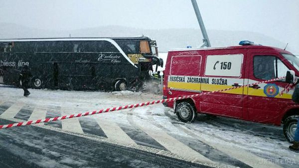 У Словаччині розбився автобус з українцями, є загиблі (фото). У Словаччині в суботу, 31 січня, поблизу села Спішський-Штврток (Левоцький округ Пряшівського краю) рейсовий автобус сполученням «Прага-Ужгород» потрапив у ДТП. В результаті аварії загинули три людини, понад 20 поранені.