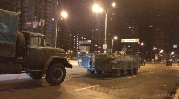 У Києві вночі 2 автомобіля і БТР потрапили в ДТП. У Києві сьогодні вночі потрапили у ДТП дві легковика та БТР.