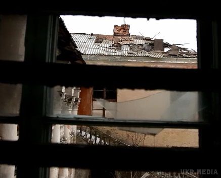 Прифронтове село Світличне. Під обстрілами, без світла і води (відео). Після кількох днів боїв і провалу спроби бойовиків взяти штурмом 29-й блокпост ЗСУ та селище Новотошковське, ситуація в районі «Бахмутської траси» на час стабілізувалася. 