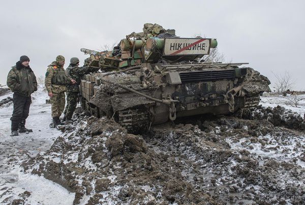 Стратегія АТО - виманювати противника з міст і знищувати на відкритих просторах. Українська армія зараз займається тим, що за допомогою приманок витягує підрозділи бойовиків на відкриті простори, де нищить їх артилерією та іншими підручними засобами.