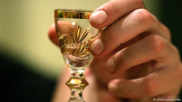 Навіщо росіянам дешева горілка?. Уряд РФ вирішив з 1 лютого знизити мінімальну роздрібну ціну (МРЦ) на горілчану продукцію з 230 до 185 знецінених російських рублів. Занепокоєння влади про дорогому та недоступному для росіян міцному алкоголі на тлі різкого подорожчання життя виглядає, як мінімум, безглуздо