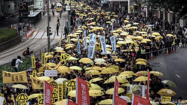 На нову акцію протесту в Гонконзі вийшли тисячі учасників. Тисячі людей взяли участь у новій масової акції протесту в Гонконзі