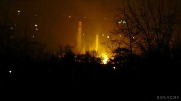 У Донецьку через обстріли горить завод "Донецькгірмаш"(відео). Очевидці повідомляють, що було здійснено близько 5 попадань