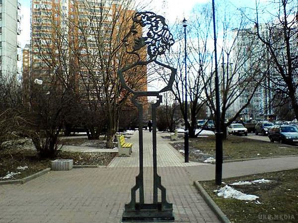 У Москві вкрали пам'ятник Пушкіну заради металу. У повідомленні прес-служби префектури особливо журяться, що розкрадання пам'ятника Пушкіну сталося в  Рік літератури в Росії. 