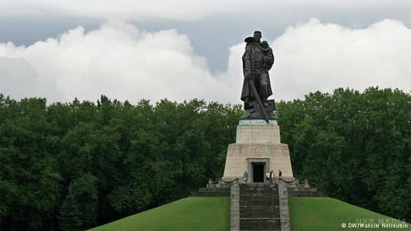 Трептов-парк: Меморіал радянським солдатам в Берліні. Військовий меморіал в Трептов-парку - найбільший з подібних пам'ятників за межами колишнього СРСР.