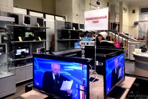 Магазини Білорусі завалені конфіскатом з РФ. Державні білоруські магазини буквально завалені конфіскованими телевізорами з Калінінградської області Росії, вилучені митницею з великовантажних автомобілів на литовському кордоні.