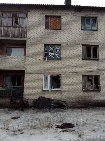Розбите і спорожніле селище Стахановець (фото, відео 18+). Починаючи з 27 січня селище Стахановець (Золоте-3) перебуває під безперервним обстрілом. 